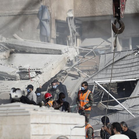 Iranische Revolutionsgarde Militärs in Syrien Damaskus durch Luftangriff auf Wohnhaus getötet mutmaßlich von Israel (Foto: dpa Bildfunk, picture alliance/dpa/AP | Omar Sanadiki)