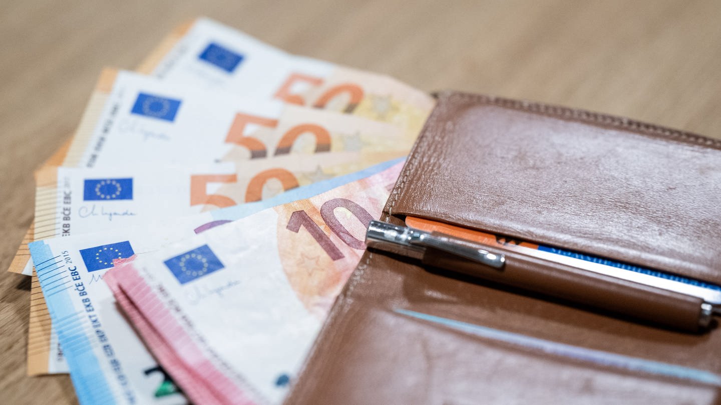 Geldscheine und Geldbeutel liegen auf einem Tisch. (Foto: dpa Bildfunk, picture alliance/dpa | Hannes P Albert)