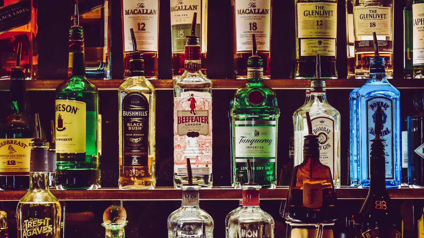 Ein Regal voller Alkoholflaschen (Foto: Pexels / Chris F)