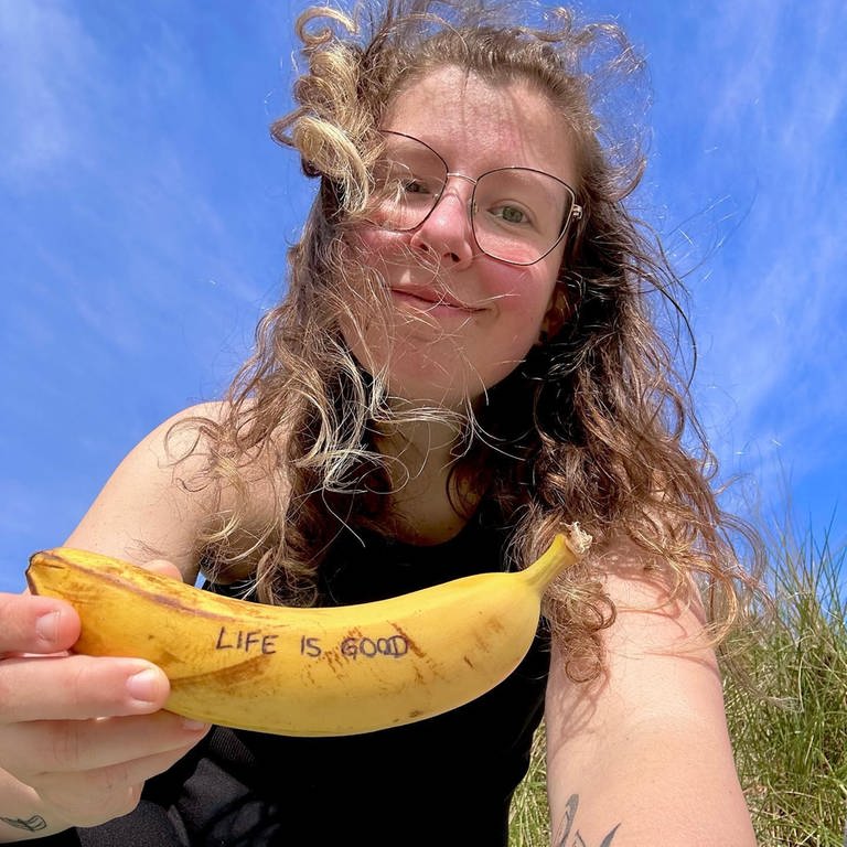 Der TikTok-Kanal vegan.weilesguttut von Johanna geht gerade viral. Wohl auch deshalb, weil sie sehr viele Bananen isst. (Foto: Instagram/@vegan.weilesguttut)