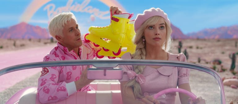 Ausschnitt aus "Barbie"-Film: Ryan Gosling als Ken und Margot Robbie als Barbie (Foto: IMAGO, IMAGO / ZUMA Wire)