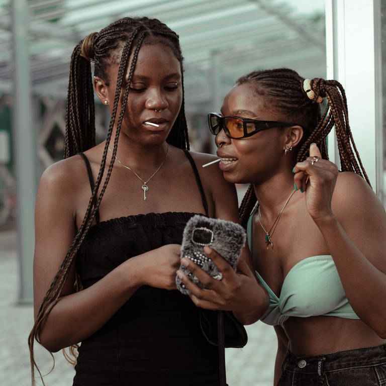 Zwei Jugendliche mit einem Handy. (Foto: Pexels / Cre8ive Engine)