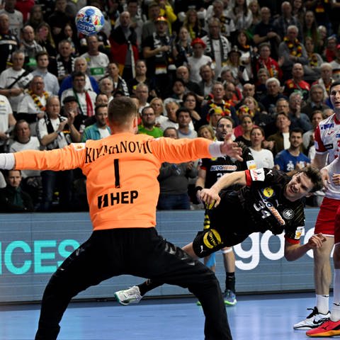 Deutschland hat im letzten EM-Hauptrundenspiel gegen Kroatien verloren. Trotzdem ist das DHB-Team im Halbfinale. (Foto: dpa Bildfunk, picture alliance/dpa | Federico Gambarini)