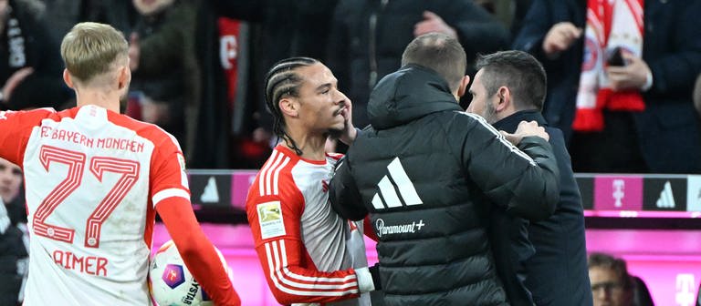 Unions Trainer Nenad Bjelica greift Bayern Münchens Leroy Sane ins Gesicht. Dafür hat er jetzt eine Sperre bekommen. (Foto: dpa Bildfunk, picture alliance/dpa | Matthias Koch)