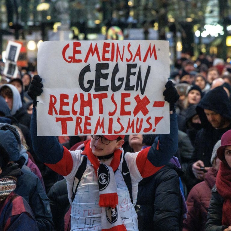 Ein Teilnehmer der Demonstration "Hamburg steht auf" gegen die AFD und Rechtsextremisms hält ein Plakat mit der Aufschrift "Gemeinsam gegen Rechtsextremismus". (Foto: dpa Bildfunk, picture alliance/dpa | Markus Scholz)