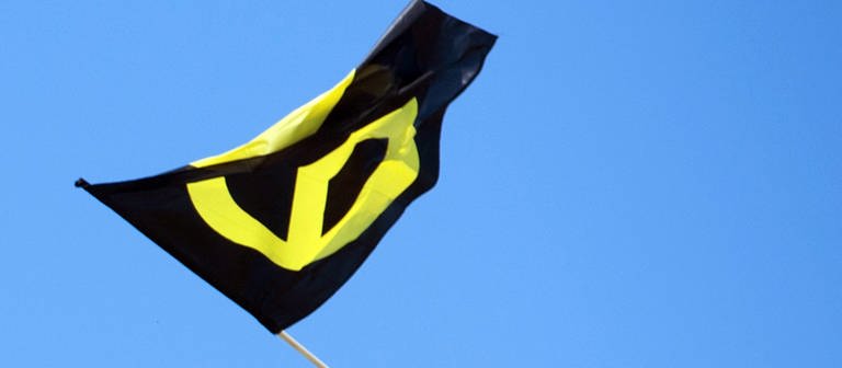 Flagge der Identitären Bewegung (schwarzgelb) (Foto: IMAGO, picture alliance/dpa | Paul Zinken)
