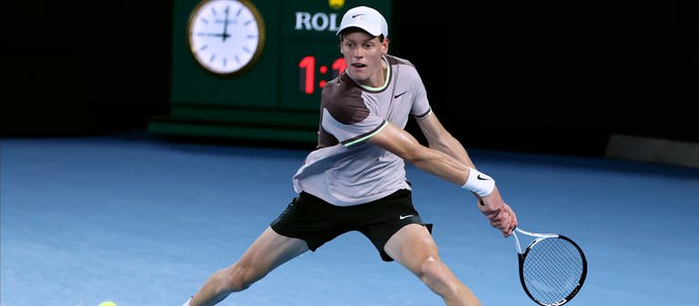 Tennis: Der 22-jährige Italiener Jannik Sinner gewinnt mit den Australien Open seinen ersten Grand-Slam-Titel. (Foto: dpa Bildfunk, picture alliance/dpa/AP | Asanka Brendon Ratnayake)