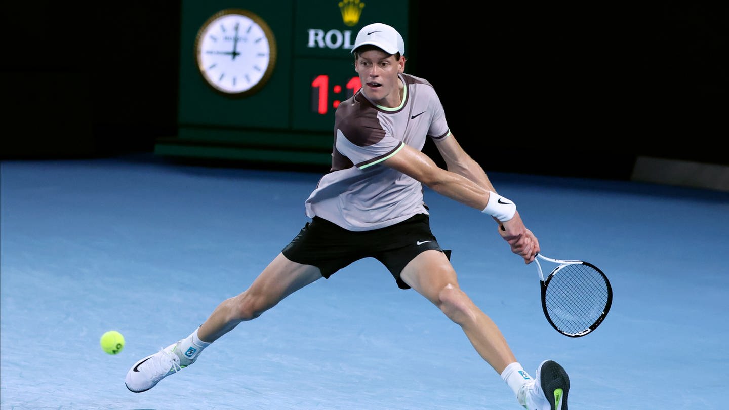 Tennis: Der 22-jährige Italiener Jannik Sinner gewinnt mit den Australien Open seinen ersten Grand-Slam-Titel. (Foto: dpa Bildfunk, picture alliance/dpa/AP | Asanka Brendon Ratnayake)