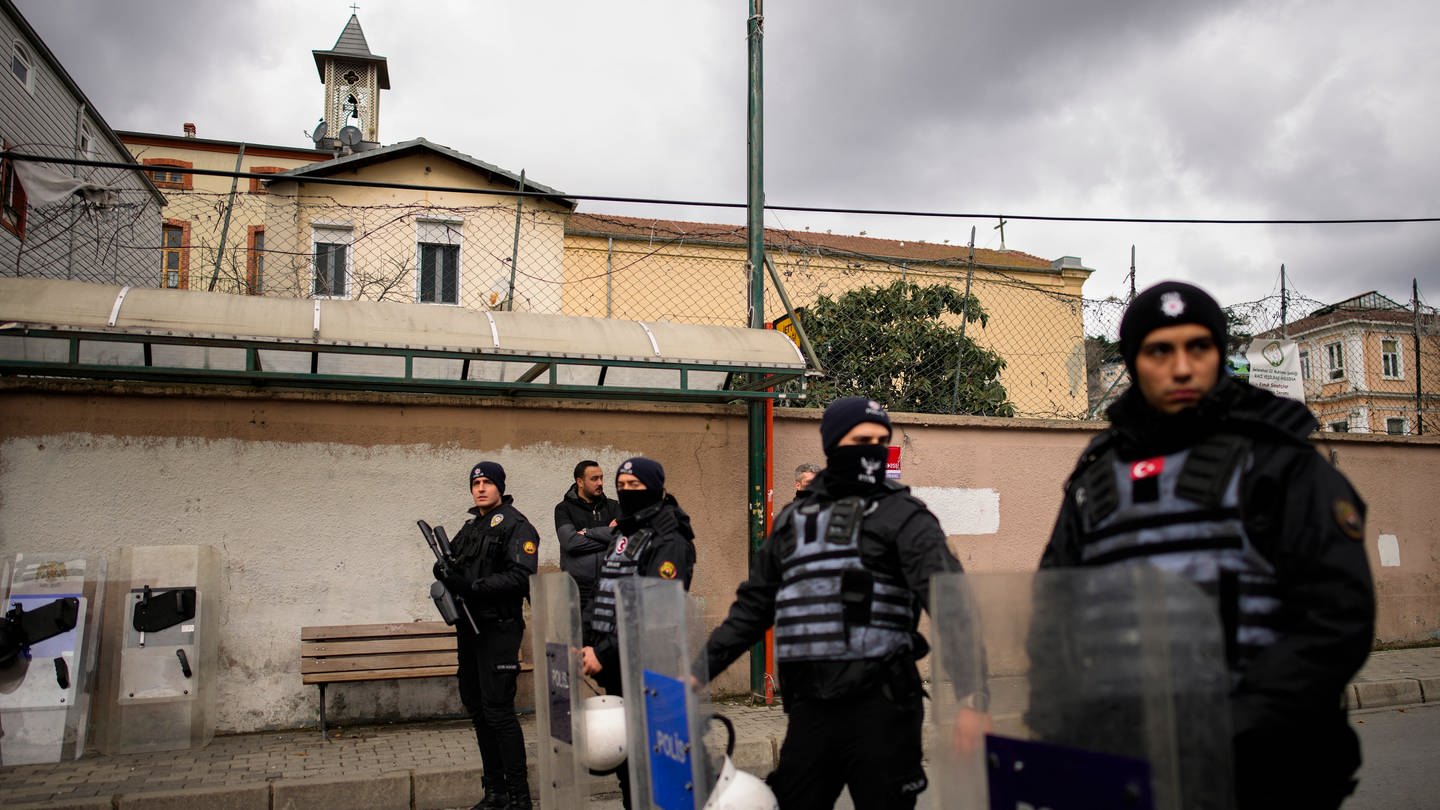 Türkische Polizisten stehen in einem abgesperrten Bereich vor der Santa-Maria-Kirche Wache. (Foto: dpa Bildfunk, picture alliance/dpa/AP | Emrah Gurel)