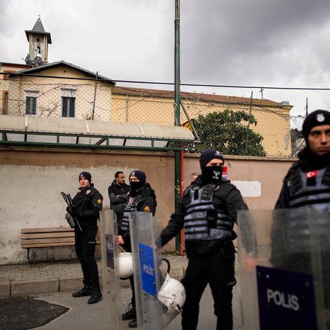 Türkische Polizisten stehen in einem abgesperrten Bereich vor der Santa-Maria-Kirche Wache. (Foto: dpa Bildfunk, picture alliance/dpa/AP | Emrah Gurel)