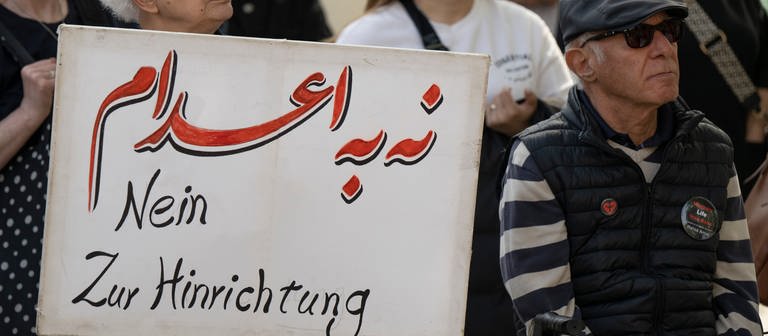 Gegen die jüngsten Hinrichtungen im Iran protestieren Exil-Iraner vor der Alten Oper in Frankfurt. Dabei steht auf einem Plakat „Nein zur Hinrichtung“. (Foto: dpa Bildfunk, picture alliance/dpa | Boris Roessler)