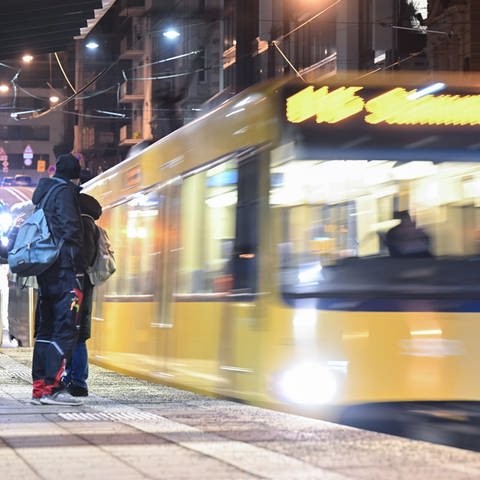 Leute warten in Stuttgart auf eine U-Bahn. - In Großstädten sind die Leute meistens zufrieden mit dem öffentlichen Nahverkehr. (Foto: dpa Bildfunk, Picture Alliance)