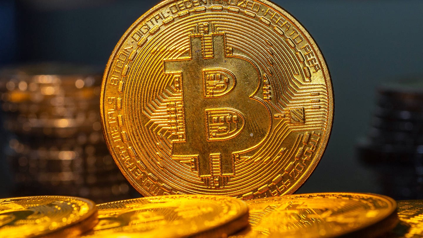 Nahaufnahme von symbolischen Bitcoins. (Foto: IMAGO, IMAGO / Herrmann Agenturfotografie)