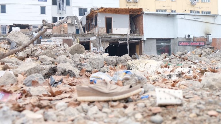 Die Trümmer eines Hotels in der Türkei. Ein Jahr nach den Erdbeben laufen die Arbeiten für den Wiederaufbau noch immer. (Foto: dpa Bildfunk, picture alliance/dpa | Mirjam Schmitt)