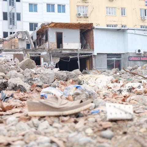 Die Trümmer eines Hotels in der Türkei. Ein Jahr nach den Erdbeben laufen die Arbeiten für den Wiederaufbau noch immer. (Foto: dpa Bildfunk, picture alliance/dpa | Mirjam Schmitt)