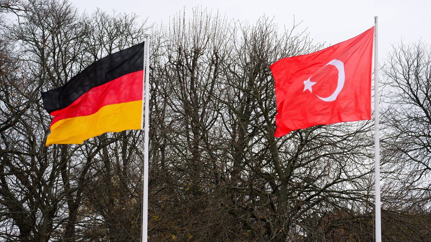 Die Flaggen von Deutschland (l) und der Türkei wehen im Wind (Foto: dpa Bildfunk, picture alliance/dpa | Bernd von Jutrczenka)