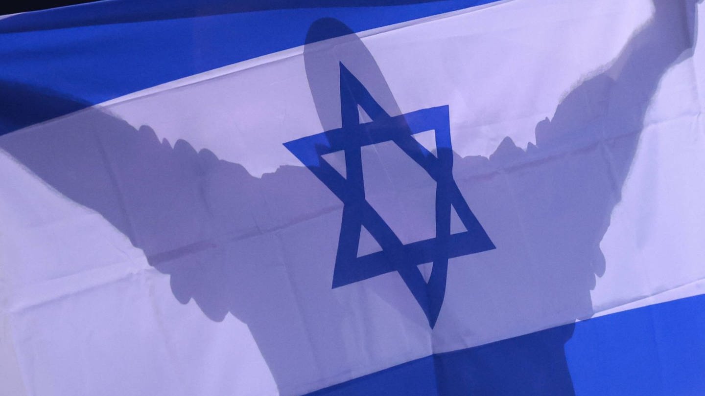 ESC-Fan hät eine Israel-Flagge hoch. Der Eurovision Song Content findest dieses Jahr in Schweden statt. (Foto: dpa Bildfunk, IMAGO / Pixsell)