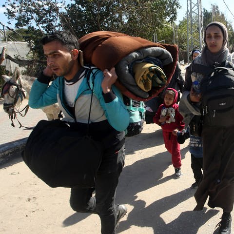 Palästinensische Familie auf dem Weg nach Rafah, um aus Gaza zu fliehen (Foto: IMAGO, IMAGO / UPI Photo)