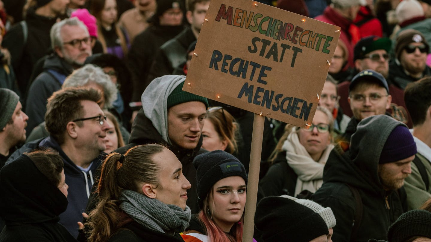 Junge Menschen auf einer Demonstration gegen Rechtsextremismus: Viele in Deutschland unterstützen die Demos, zeigt eine ARD-Umfrage. (Foto: IMAGO, IMAGO / Middle East Images)