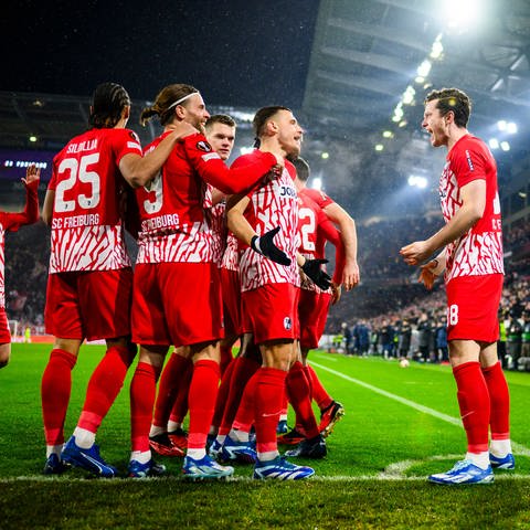 Freiburg jubelt nach einem Tor - Gegen den VfB Stuttgart  (Foto: dpa Bildfunk, picture alliance/dpa | Tom Weller)