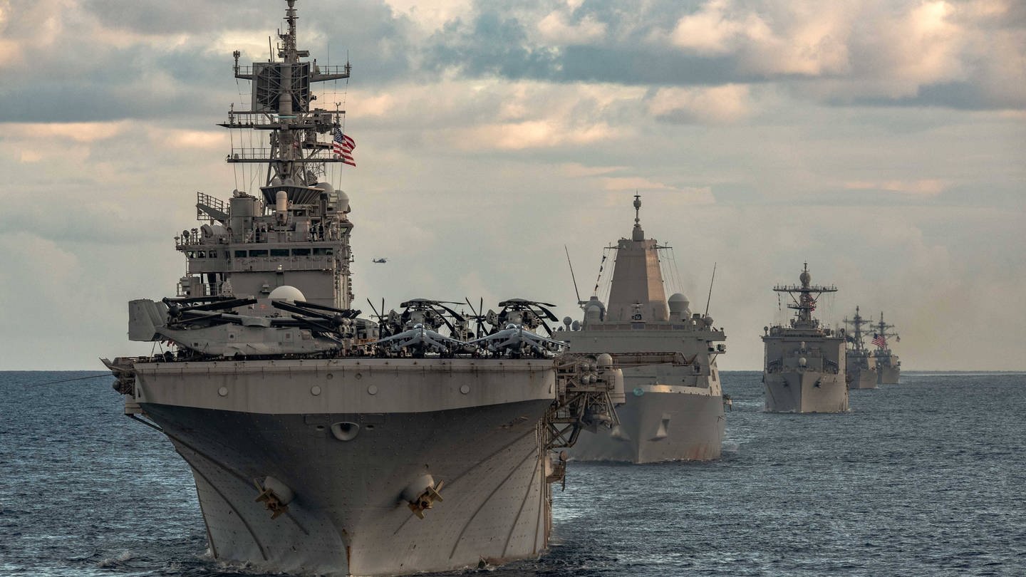 Schiffe der US-Marine im Mittelmeer: Die USA hat Stellungen von Milizen in Syrien und dem Irak angegriffen. (Foto: IMAGO, IMAGO / ZUMA Wire)