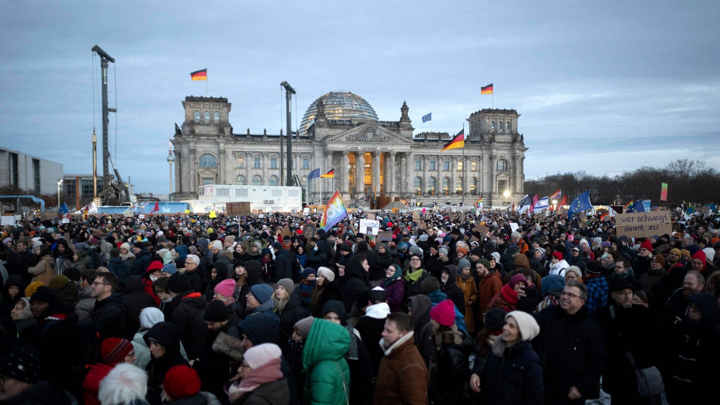 Demonstration vor dem Reichstag in Berlin: 100.000 wollen zu einer Menschenkette (Foto: IMAGO, IMAGO / IPON)