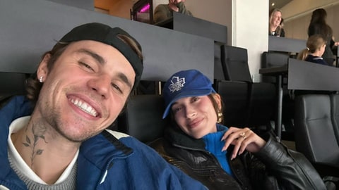 Justin und Hailey Bieber Selfie bei einem Eishockey-Spiel der Toronto Maple Leafs (Foto: Instagram @justinbieber)