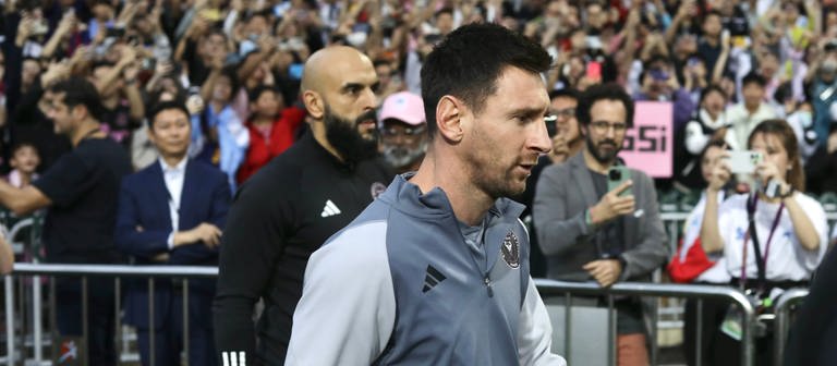 Lionel Messi, Fußballstar aus Argentinien und Kapitän von Inter Miami CF, betritt das Hongkong-Stadion, das von Messi-Fans umringt ist, die seinen Namen bejubeln.  (Foto: dpa Bildfunk, picture alliance/dpa/ZUMA Press Wire | Liau Chung-Ren)