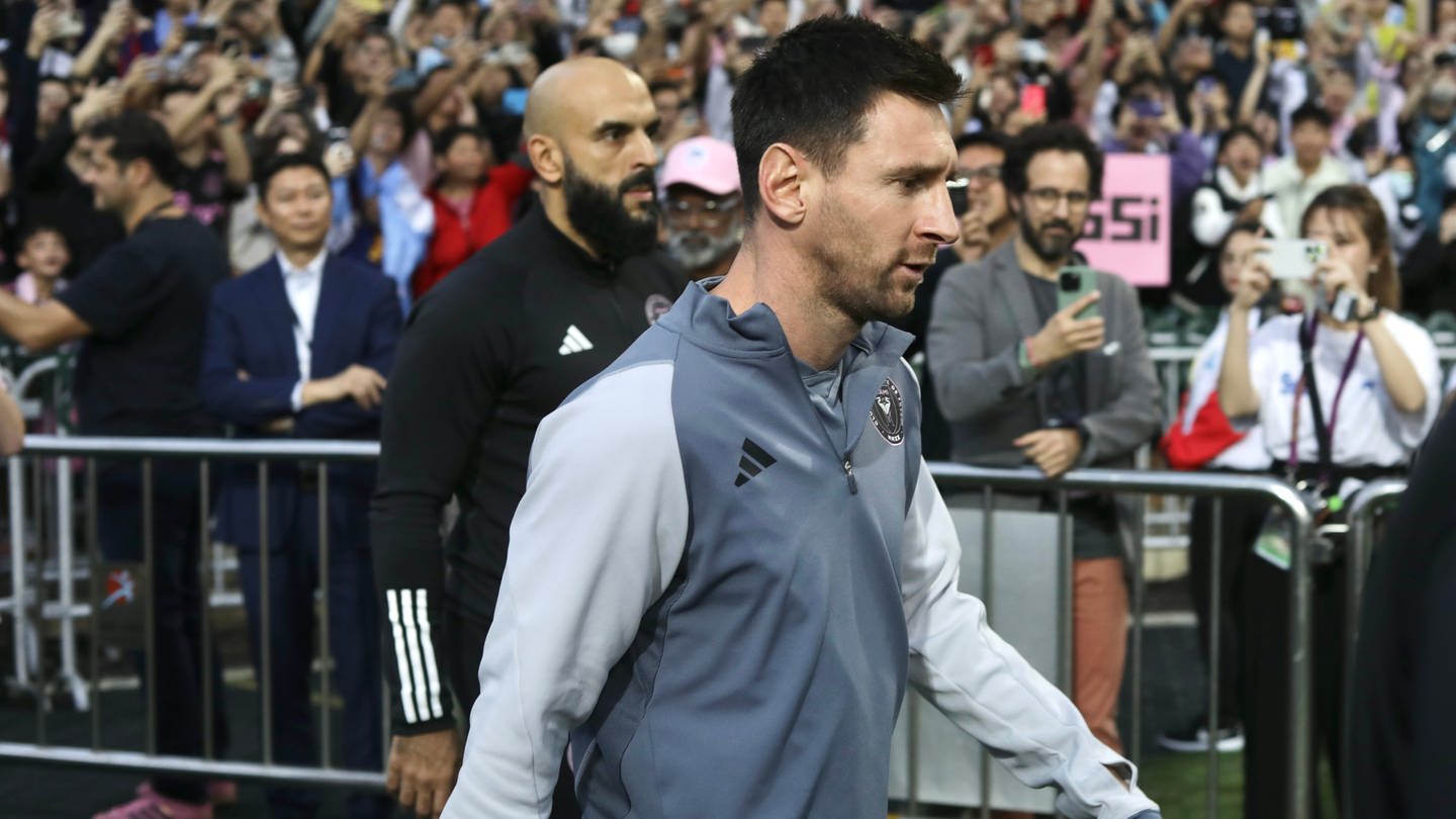 Lionel Messi, Fußballstar aus Argentinien und Kapitän von Inter Miami CF, betritt das Hongkong-Stadion, das von Messi-Fans umringt ist, die seinen Namen bejubeln. (Foto: dpa Bildfunk, picture alliance/dpa/ZUMA Press Wire | Liau Chung-Ren)