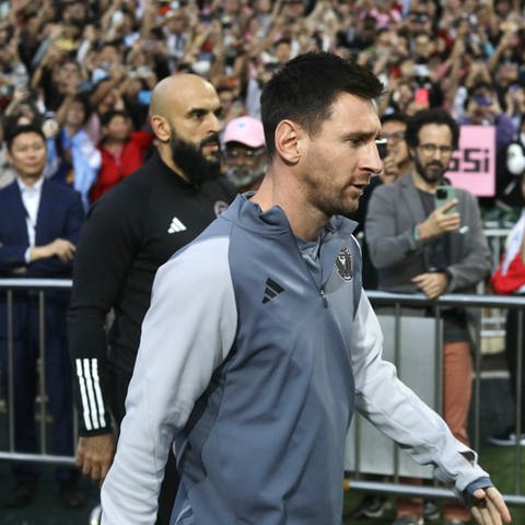 Lionel Messi, Fußballstar aus Argentinien und Kapitän von Inter Miami CF, betritt das Hongkong-Stadion, das von Messi-Fans umringt ist, die seinen Namen bejubeln.  (Foto: dpa Bildfunk, picture alliance/dpa/ZUMA Press Wire | Liau Chung-Ren)