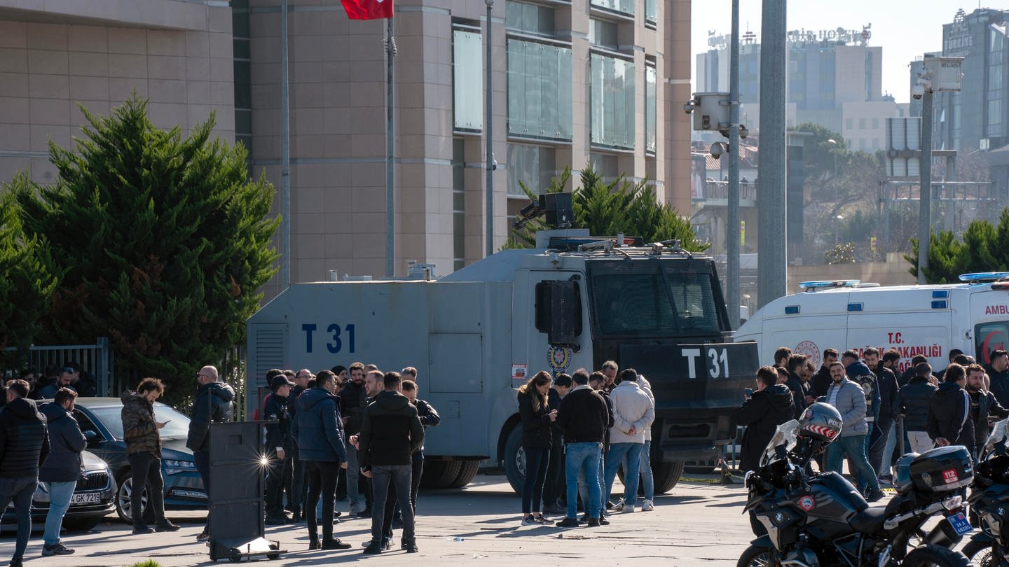 Menschengruppen stehen vor dem Istanbuler Justizgebäude Caglayan. Die türkische Polizei hat nach offiziellen Angaben einen Terroranschlag auf ein Istanbuler Gerichtsgebäude abgewehrt. (Foto: dpa Bildfunk, picture alliance/dpa/ZUMA Press Wire | Tolga Uluturk)
