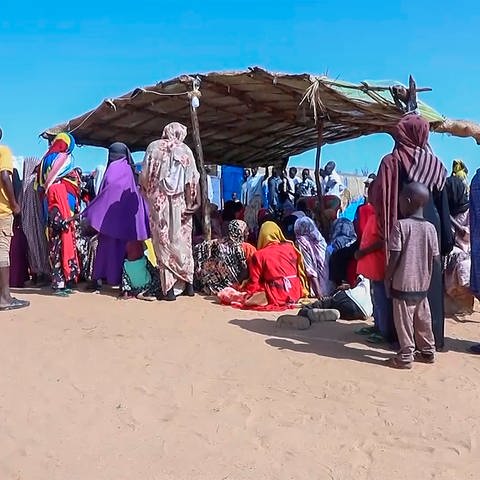 Sudanesische Geflüchtete versammeln sich vor einem Feldlazarett. Seit Mitte April kämpfen im Sudan die Streitkräfte unter der Führung des amtierenden Staatschefs Abdel Fattah al-Burhan gegen die paramilitärischen RSF. Nach UN-Angaben sind mehr als sieben Millionen Menschen im Land auf der Flucht.  (Foto: dpa Bildfunk, picture alliance/dpa/AP | Uncredited)