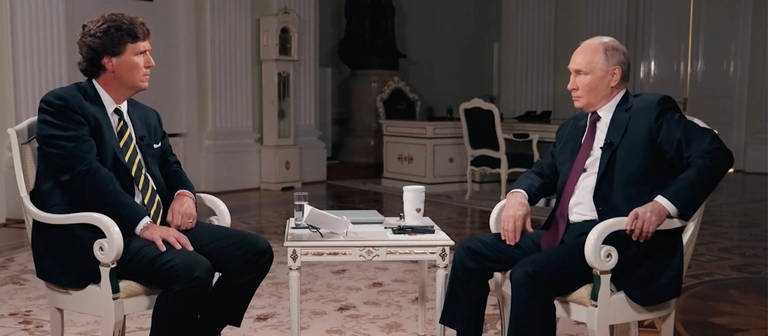 Russland Präsident Wladimir Putin im Interview mit dem ultrakonservativen US-Moderator Tucker Carlson. (Foto: IMAGO, IMAGO / ZUMA Wire)