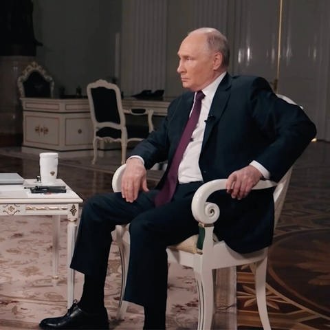 Russland Präsident Wladimir Putin im Interview mit dem ultrakonservativen US-Moderator Tucker Carlson. (Foto: IMAGO, IMAGO / ZUMA Wire)