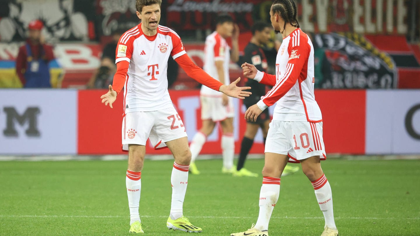 Thomas Müller spricht mit Leroy Sane während des Spiels Bayer Leverkusen - Bayern München. (Foto: IMAGO, Jürgen Schwarz)