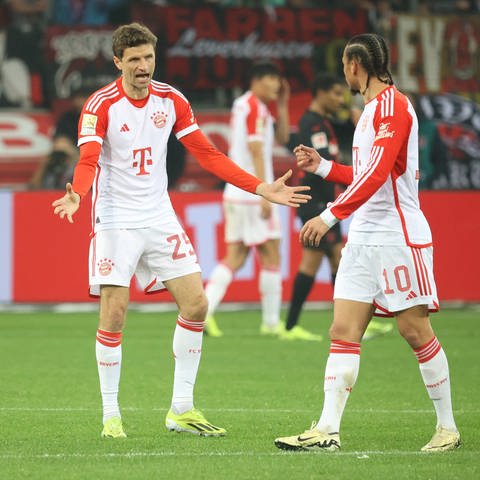 Thomas Müller spricht mit Leroy Sane während des Spiels Bayer Leverkusen - Bayern München. (Foto: IMAGO, Jürgen Schwarz)