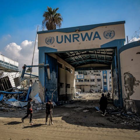 Palästinenser begutachten die Schäden an den Gebäuden des Hilfswerks der Vereinten Nationen für Palästinaflüchtlinge (UNRWA) auf dem Weg zurück in ihre Häuser, nachdem sich die israelische Armee aus dem Norden von Gaza-Stadt zurückgezogen hat. (Foto: dpa Bildfunk, picture alliance/dpa | Omar Ishaq)