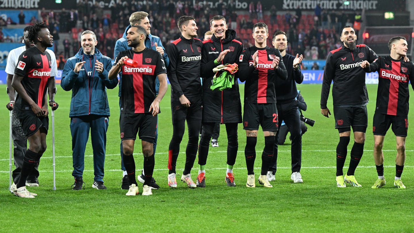 Nach dem Spiel gegen den FC Bayern München feiern die Spieler von Bayer Leverkusen und bedanken sich nach der Partie bei den Fans in der BayArena. (Foto: dpa Bildfunk, picture alliance/dpa | Federico Gambarini)