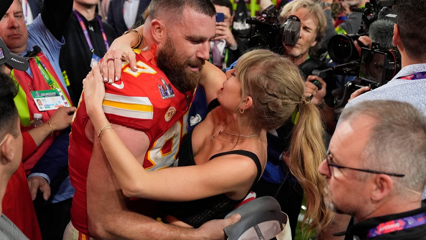 Taylor Swift küsst Kansas City Chiefs Tight End Travis Kelce nach dem Sieg im Super Bowl. Die Chiefs gewannen 25-22. (Foto: dpa Bildfunk, picture alliance/dpa/AP | John Locher)