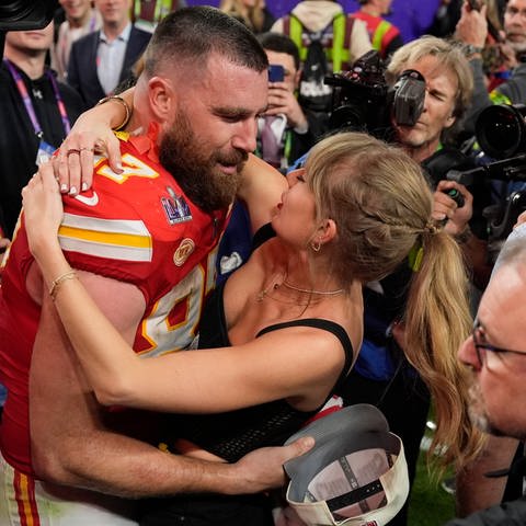 Taylor Swift küsst Kansas City Chiefs Tight End Travis Kelce nach dem Sieg im Super Bowl. Die Chiefs gewannen 25-22. (Foto: dpa Bildfunk, picture alliance/dpa/AP | John Locher)