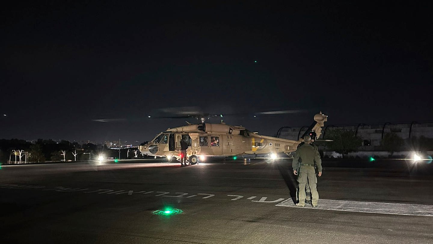 Dieses vom israelischen Militär zur Verfügung gestellte Bild zeigt einen Hubschrauber der israelischen Luftwaffe mit zwei befreiten Geiseln. Sie sollen in der Stadt Rafah befreit worden sein. (Foto: dpa Bildfunk, picture alliance/dpa/Israelische Verteidigungsstreitkräfte via AP | HO)