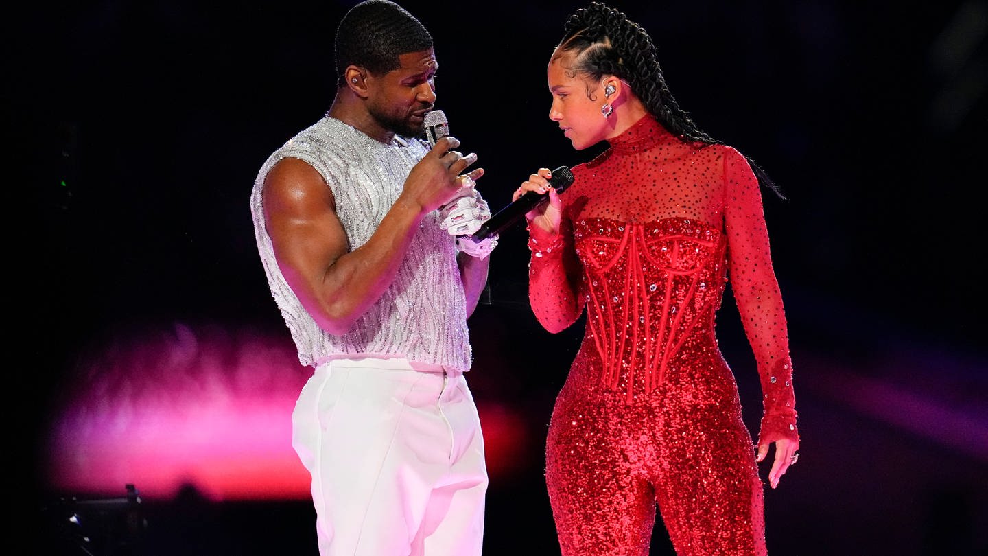 Beim Super Bowl 2024 (Kansas City Chiefs - San Francisco 49ers) treten Usher und Alicia Keys in der Halbzeitpause im Allegiant Stadium auf. (Foto: dpa Bildfunk, picture alliance/dpa/AP | Julio Cortez)