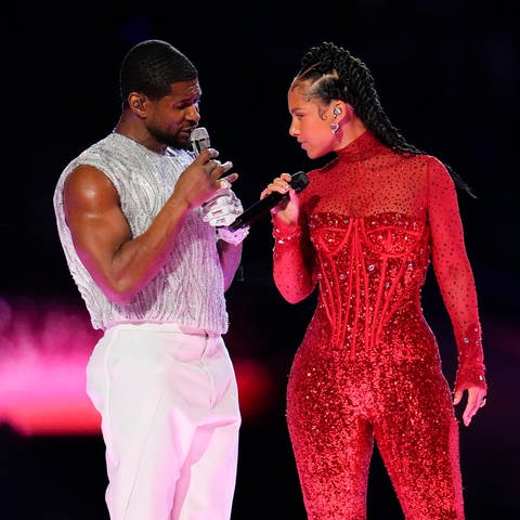 Beim Super Bowl 2024 (Kansas City Chiefs - San Francisco 49ers) treten Usher und Alicia Keys in der Halbzeitpause im Allegiant Stadium auf. (Foto: dpa Bildfunk, picture alliance/dpa/AP | Julio Cortez)
