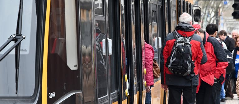 In der Innenstadt steigen Fahrgäste in eine Strassenbahn ein.  (Foto: dpa Bildfunk, picture alliance/dpa | Uli Deck)