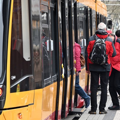In der Innenstadt steigen Fahrgäste in eine Strassenbahn ein.  (Foto: dpa Bildfunk, picture alliance/dpa | Uli Deck)