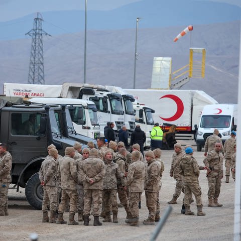IMAGO  ABACAPRESS (Foto: IMAGO, At Least 9 Workers Trapped After Landslide At Gold Mine - Turkey Private security guards of the company tightened the measures at the entrance of the mine site on February 14, 2024 in Ilic, district of Erzincan, Turkey . )