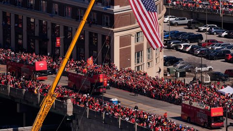 Die Kansas City Chiefs feiern während ihrer Siegesparade nach dem Gewinn des Super Bowls. Am Rande der Parade sind Schüsse gefallen. Es soll einen Toten geben. (Foto: dpa Bildfunk, picture alliance/dpa/AP | Charlie Riedel)