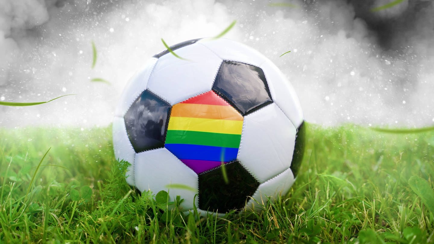 Symbolbild Ball mit Regenbogenflagge (Foto: IMAGO, Symbolbild IMAGO / Bihlmayerfotografie)
