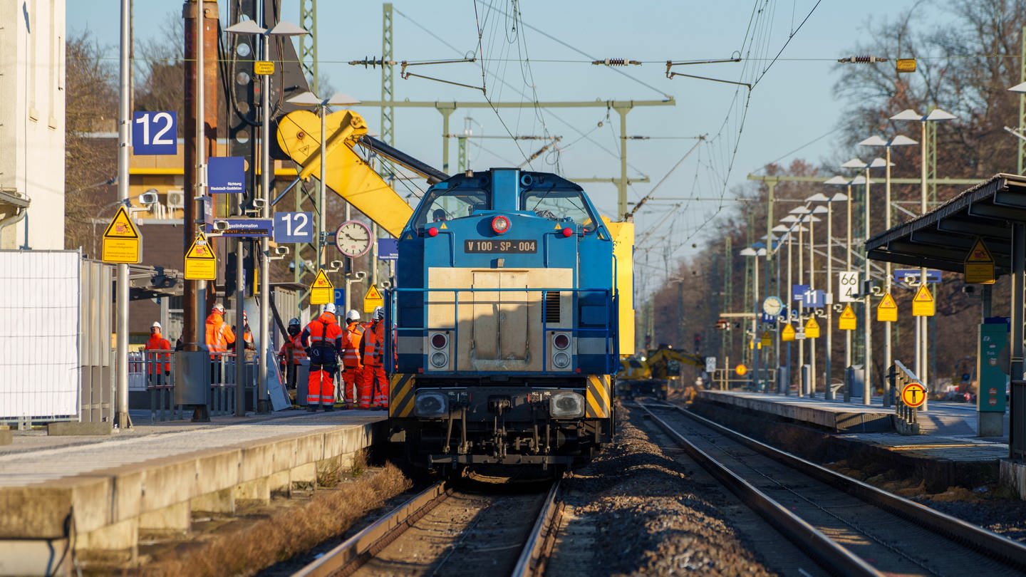 Ein Bauzug steht auf einem gesperrten Streckenabschnitt am Bahnhof Walldorf. (Foto: dpa Bildfunk, picture alliance/dpa | Andreas Arnold)