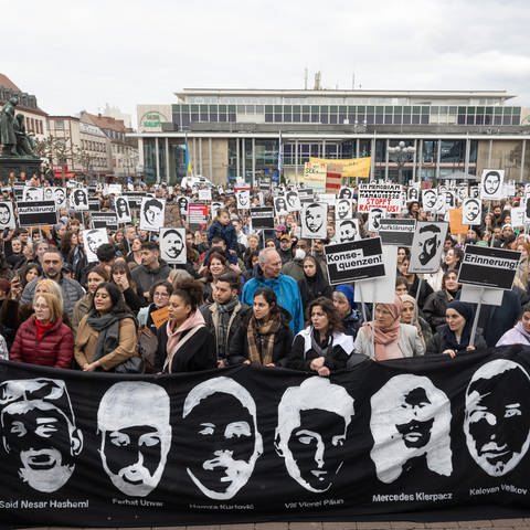 Mehrere tausend Menschen versammeln sich nach einem Gedenkmarsch anlässlich des vierten Jahrestages des rassistische Anschlags von Hanau auf dem Marktplatz in der Innenstadt. (Foto: dpa Bildfunk, picture alliance/dpa | Boris Roessler)